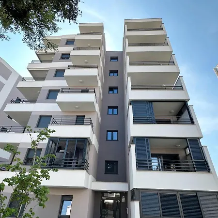 Grandpa's Tree - Private Garage ספליט