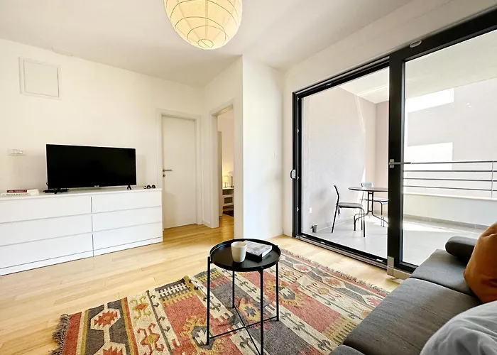 Grandpa's Tree - Private Garage