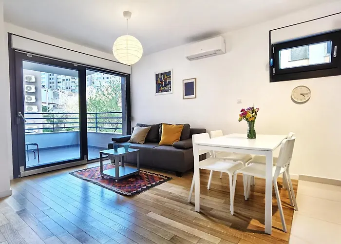 Grandpa's Tree - Private Garage