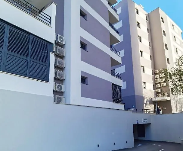 Grandpa's Tree - Private Garage *