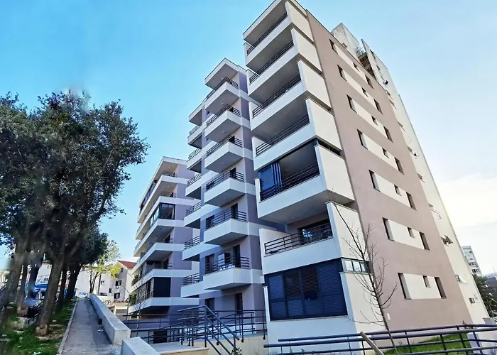 Grandpa's Tree - Private Garage Apartman Split