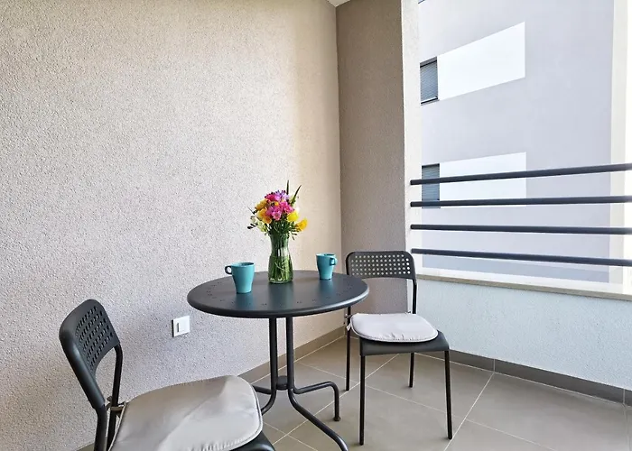 Grandpa's Tree - Private Garage *