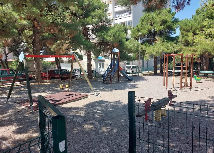 Grandpa's Tree - Private Garage