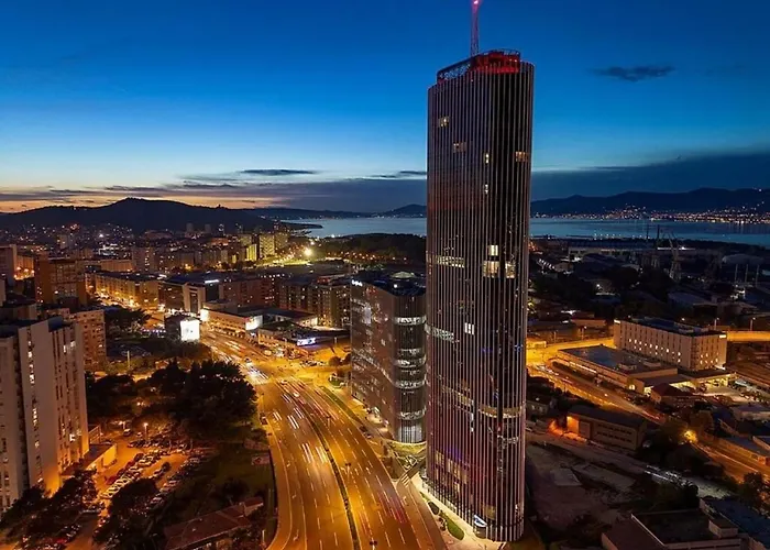 Grandpa's Tree - Private Garage דירה